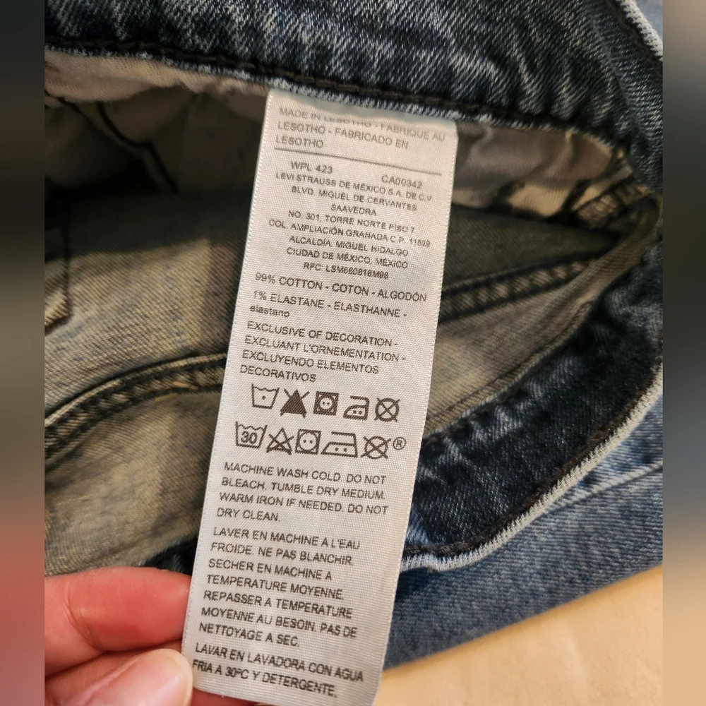 LEVI’S Signature Men's S67 Athletic Jeans, Size 34 by 30. Whiskering, Denim GUC